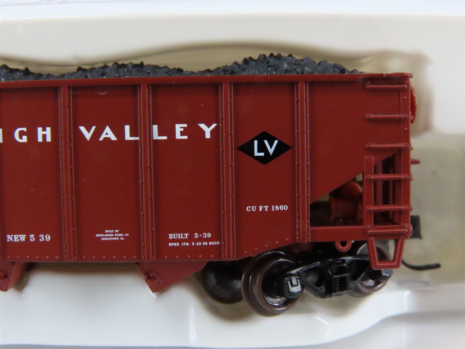 N Scale Atlas 41172 LV Lehigh Valley Railroad 2-Bay Open Hopper #25135 w/ Load