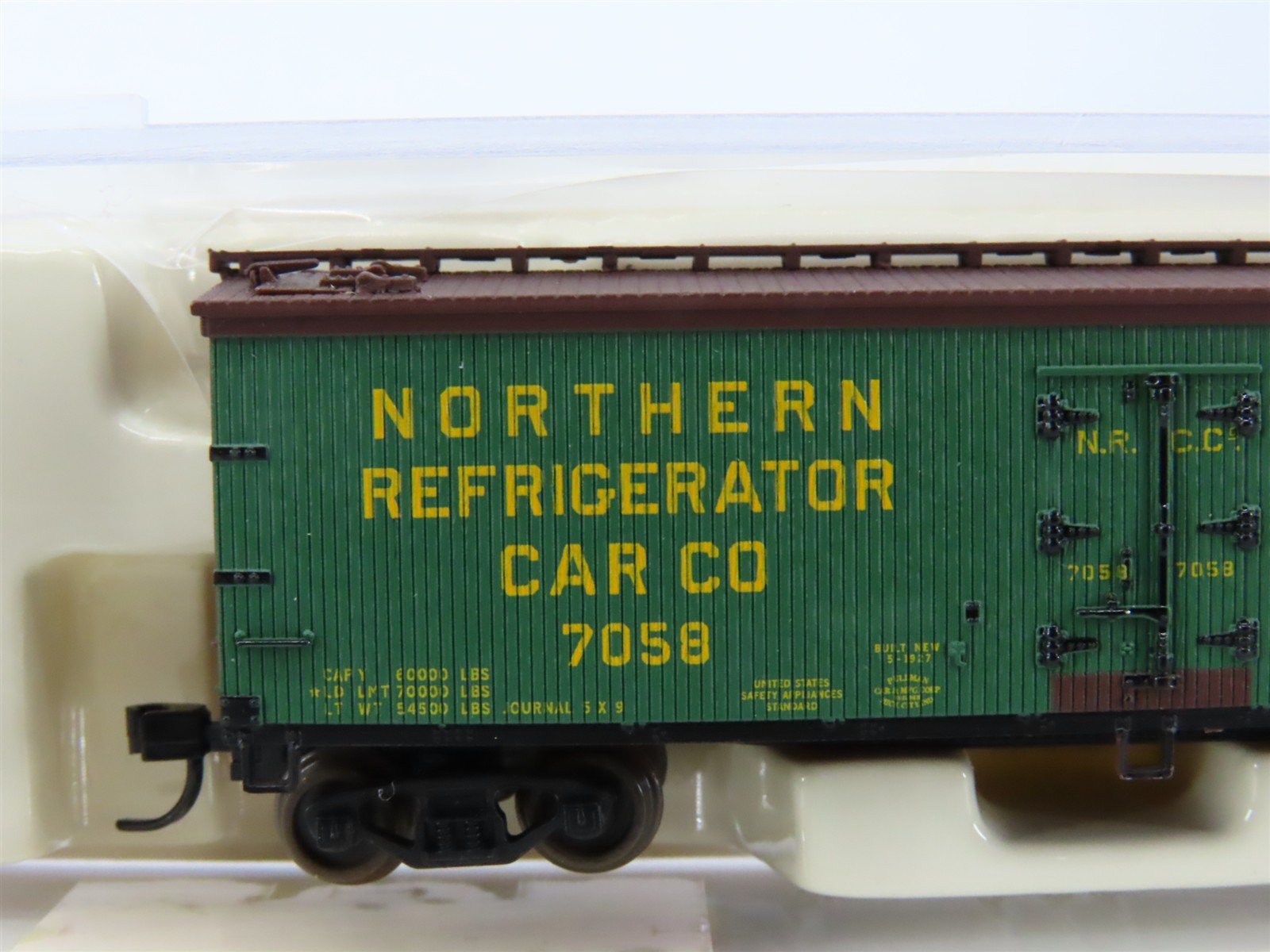 N Scale Atlas 41526 NRCC Banana Distributing Co. 40' Wood Reefer #7058