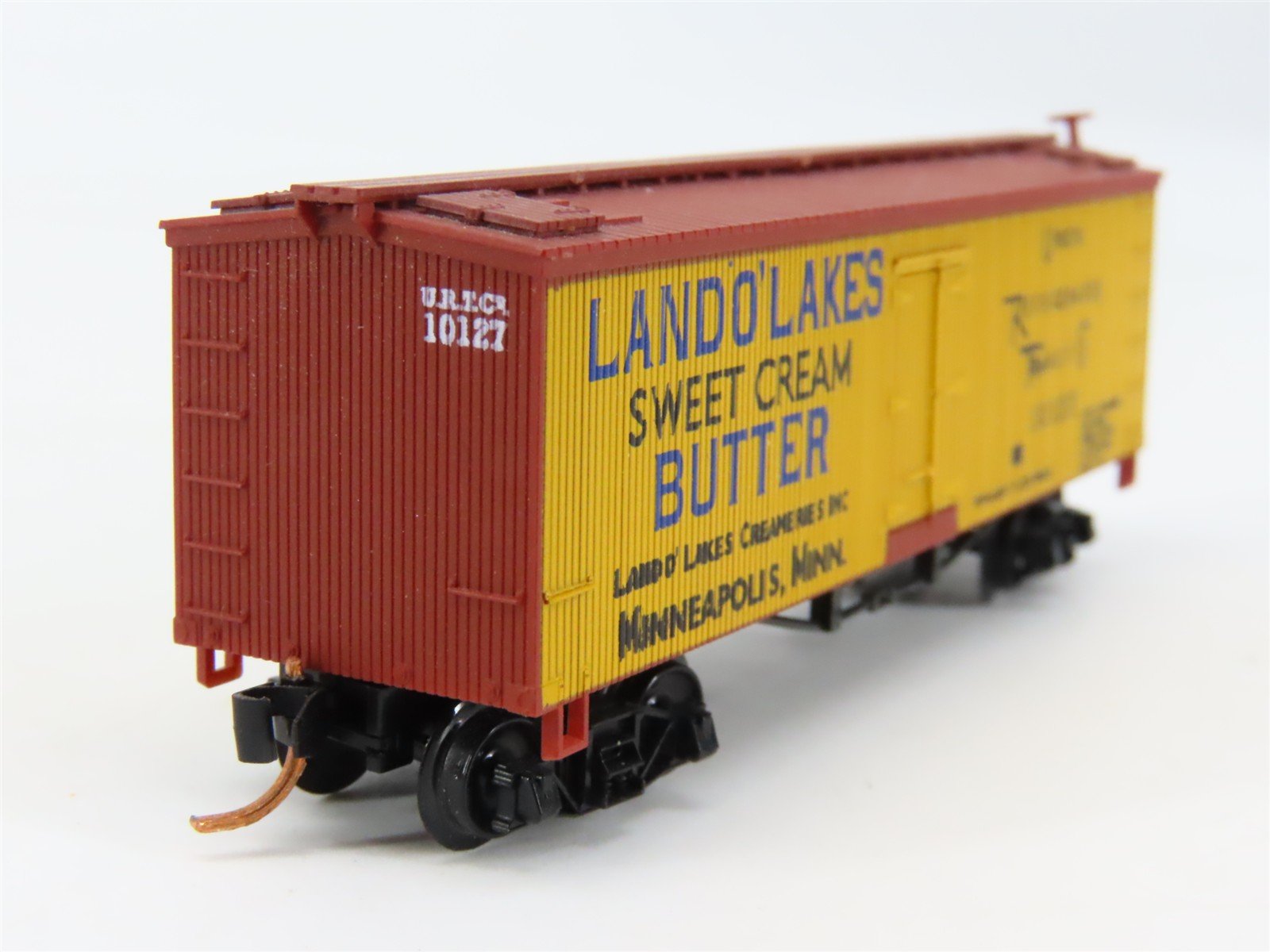 N Scale Roundhouse 8706 URTC Land O' Lakes Old Timer Billboard Reefer #10127