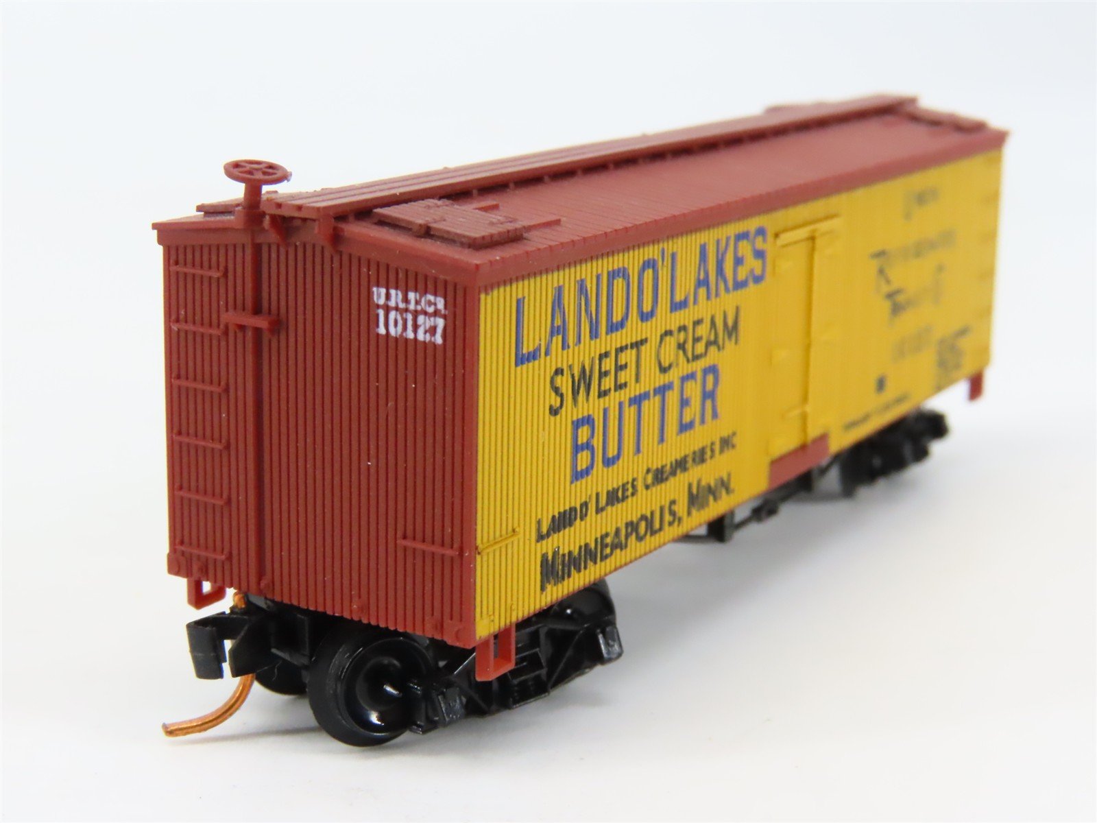 N Scale Roundhouse 8706 URTC Land O' Lakes Old Timer Billboard Reefer #10127