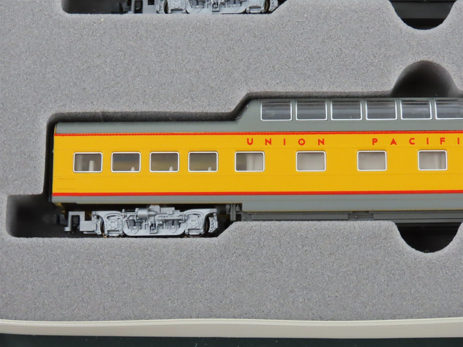 N Scale Kato 106-024 UP Union Pacific Smooth Side Passenger 4-Car Set