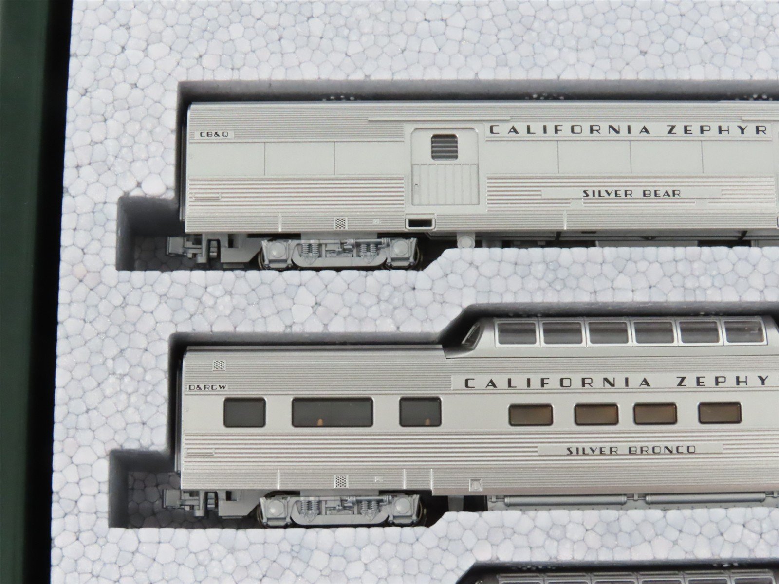N Scale Kato 106-055 California Zephyr Passenger 11-Car Set w/Display Track