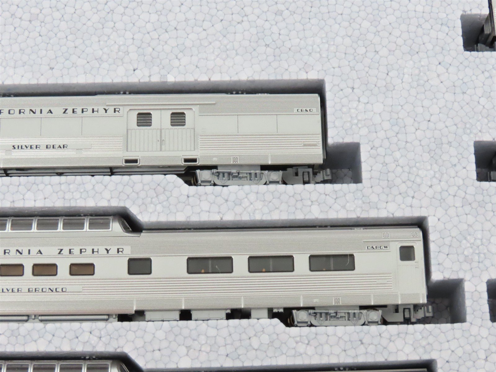 N Scale Kato 106-055 California Zephyr Passenger 11-Car Set w/Display Track