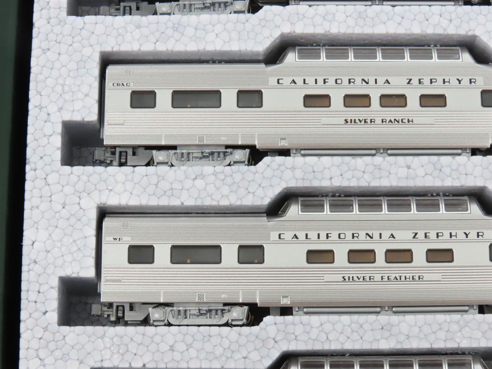 N Scale Kato 106-055 California Zephyr Passenger 11-Car Set w/Display Track