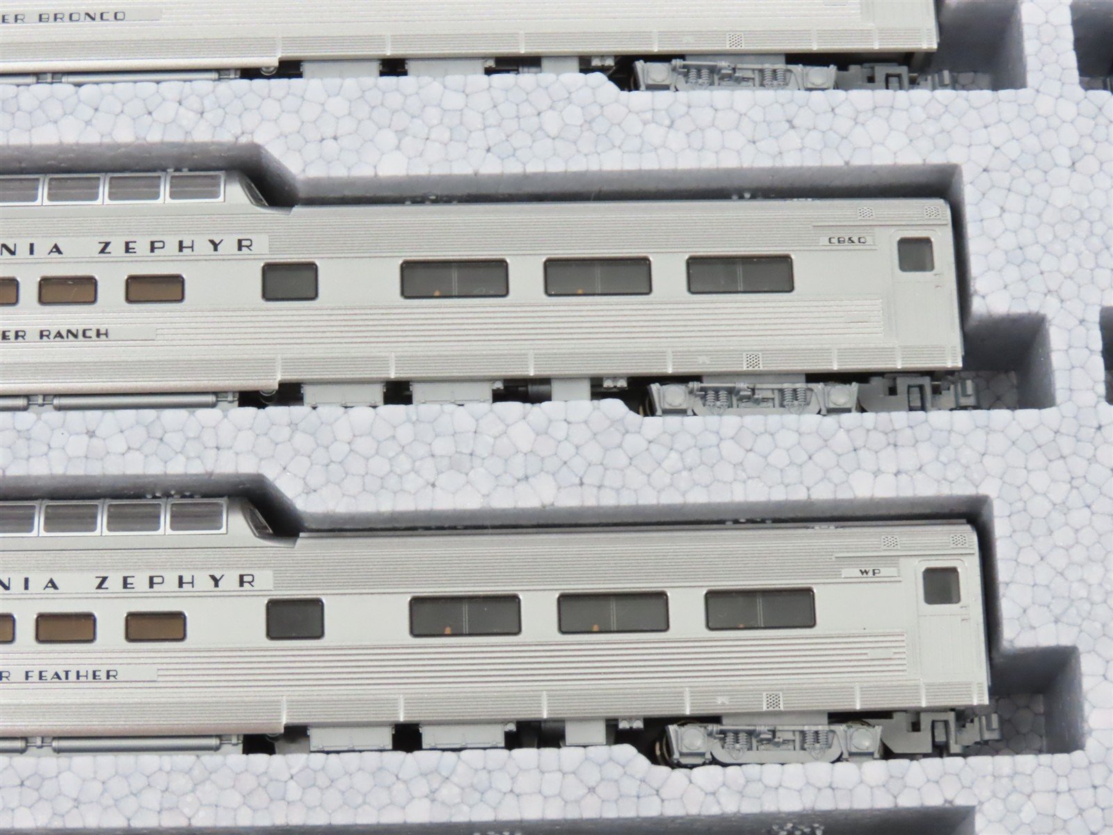 N Scale Kato 106-055 California Zephyr Passenger 11-Car Set w/Display Track