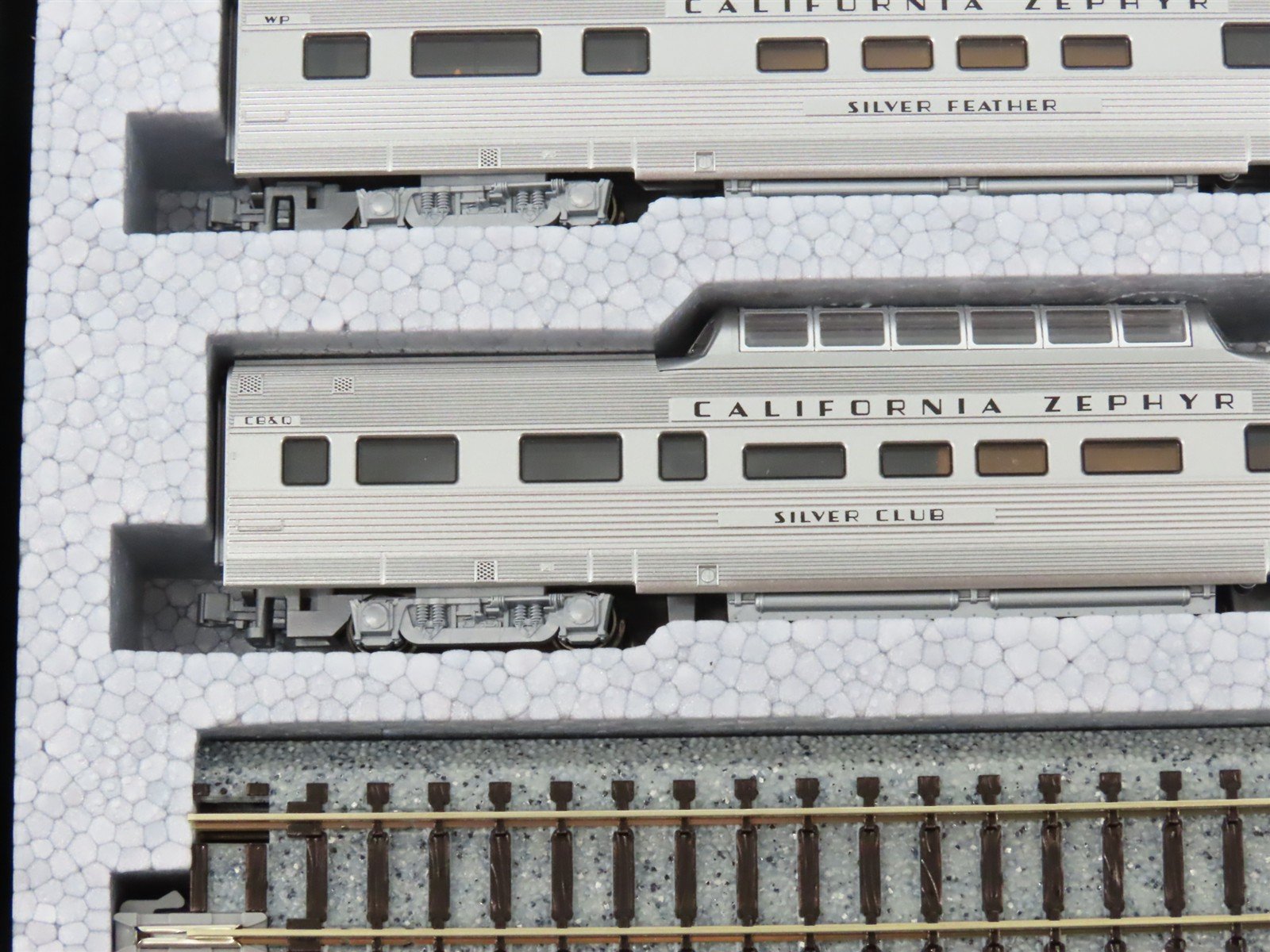 N Scale Kato 106-055 California Zephyr Passenger 11-Car Set w/Display Track