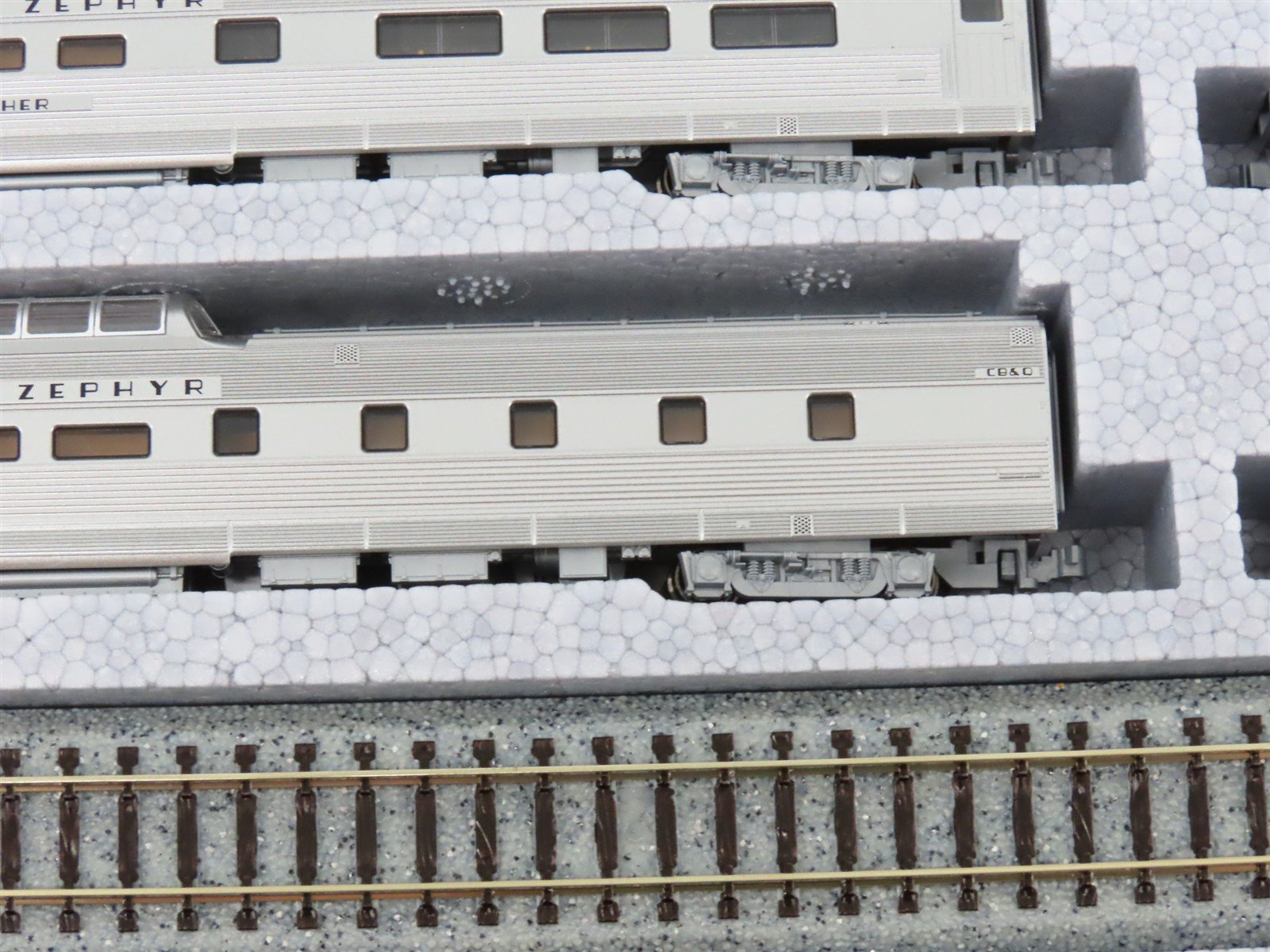 N Scale Kato 106-055 California Zephyr Passenger 11-Car Set w/Display Track