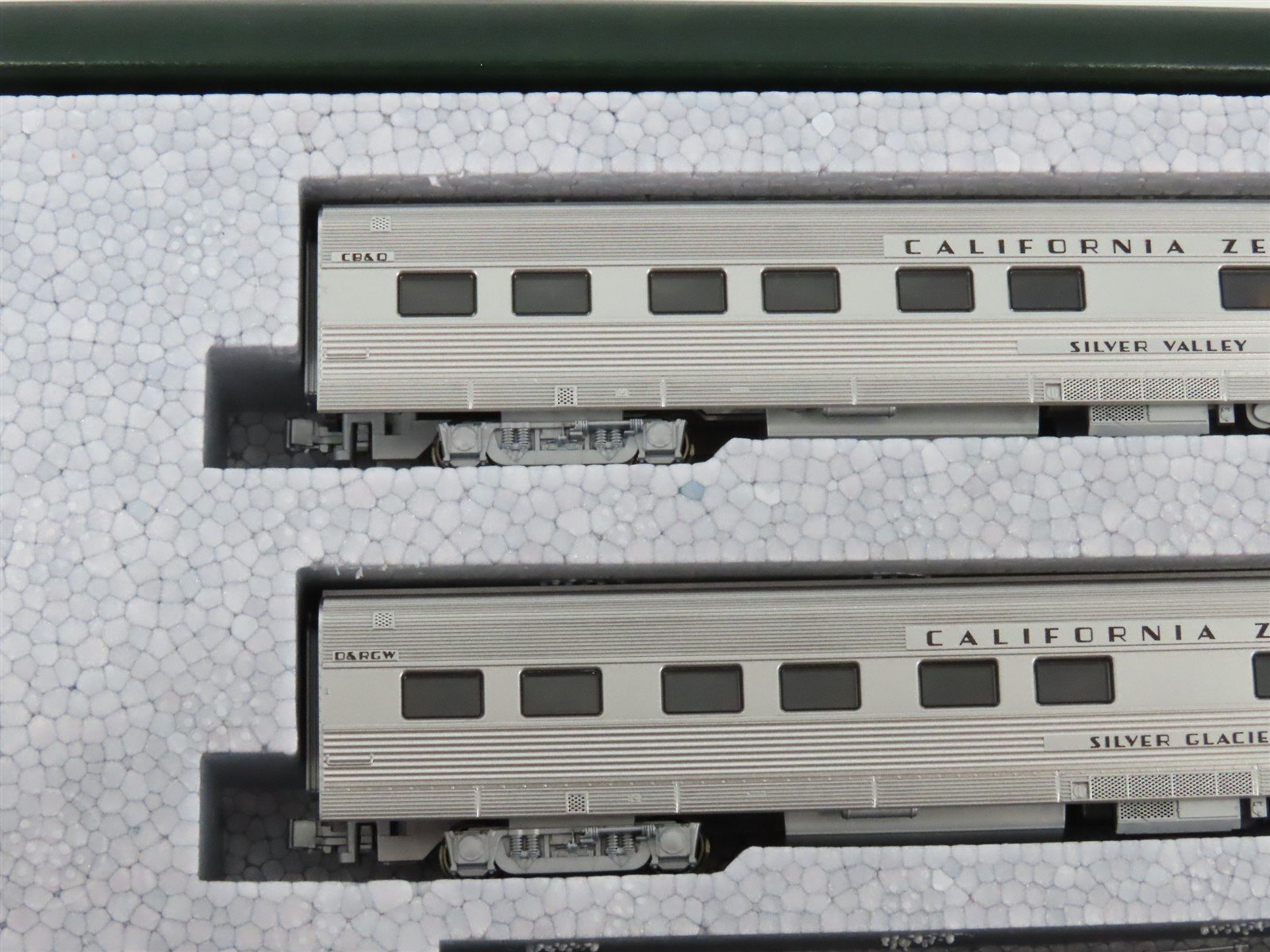 N Scale Kato 106-055 California Zephyr Passenger 11-Car Set w/Display Track