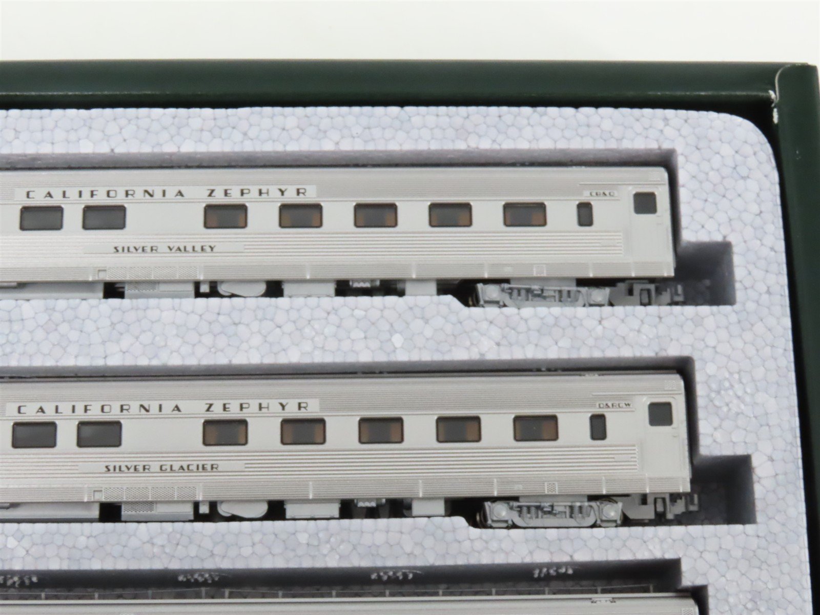 N Scale Kato 106-055 California Zephyr Passenger 11-Car Set w/Display Track