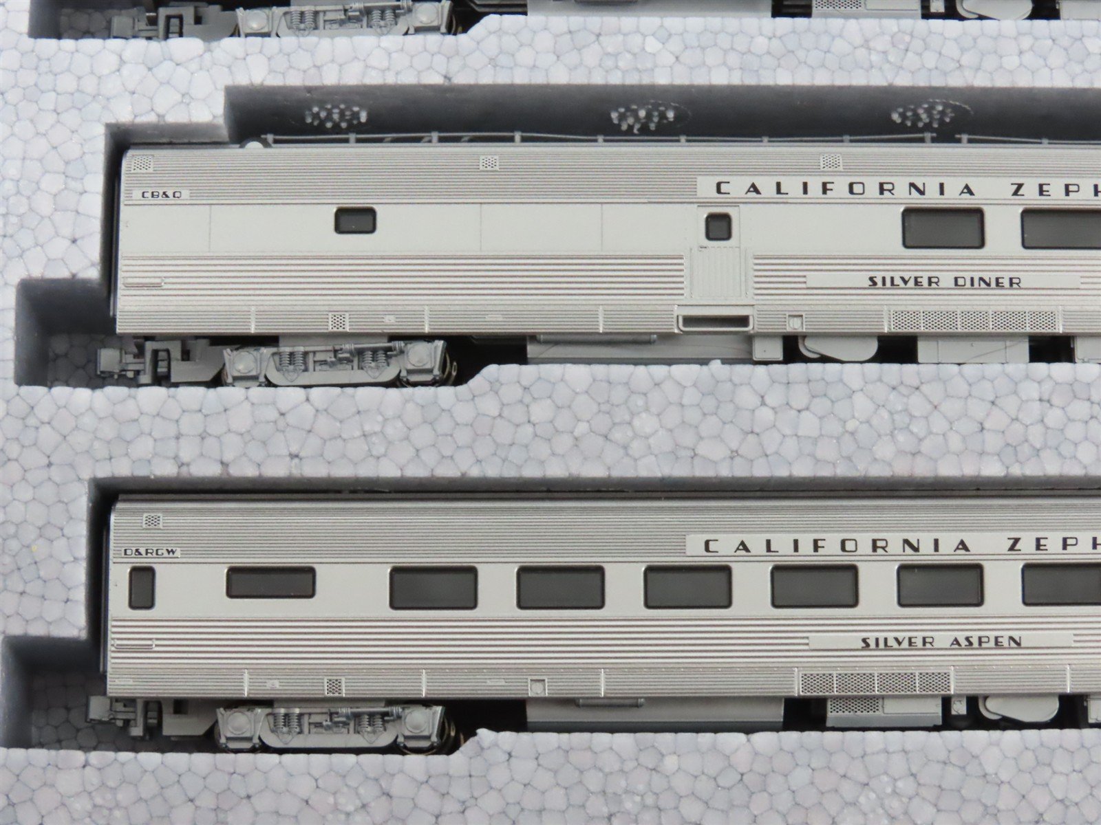N Scale Kato 106-055 California Zephyr Passenger 11-Car Set w/Display Track