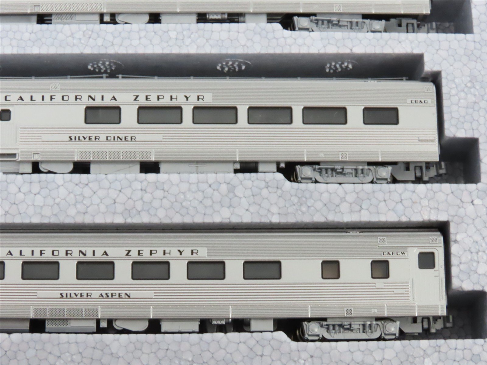 N Scale Kato 106-055 California Zephyr Passenger 11-Car Set w/Display Track