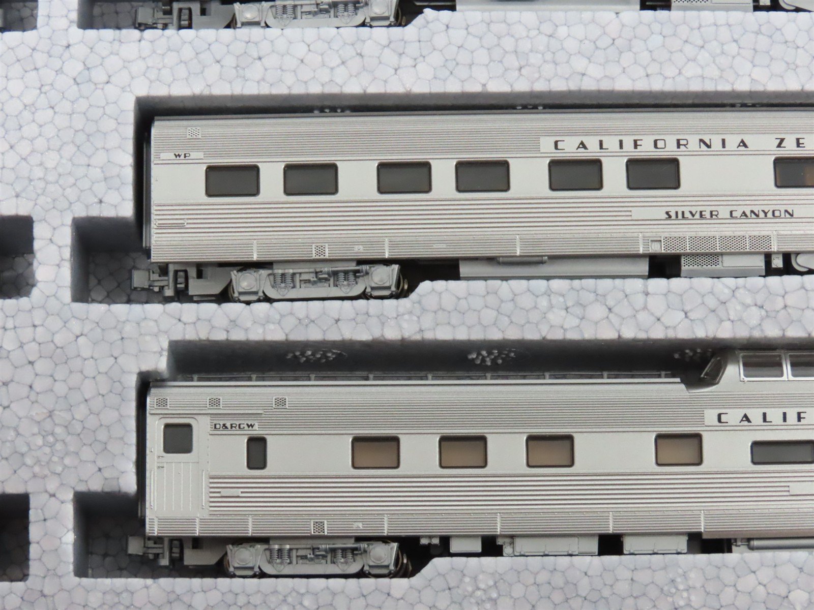 N Scale Kato 106-055 California Zephyr Passenger 11-Car Set w/Display Track