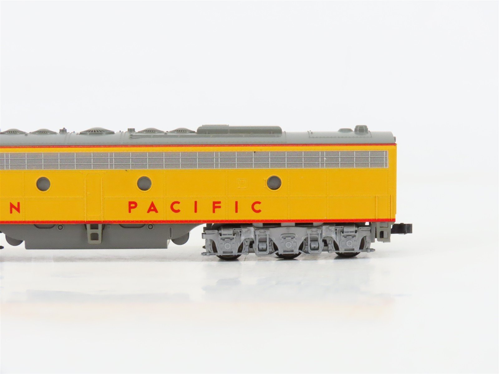 N Scale KATO 176-266 UP Union Pacific EMD E8/9A Diesel Locomotive #932