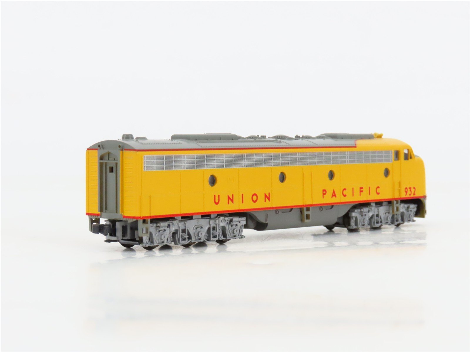 N Scale KATO 176-266 UP Union Pacific EMD E8/9A Diesel Locomotive #932