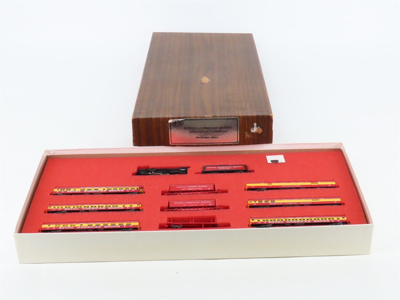 N Scale Con-Cor 0001-008513 Royal American Shows Steam Passenger Set