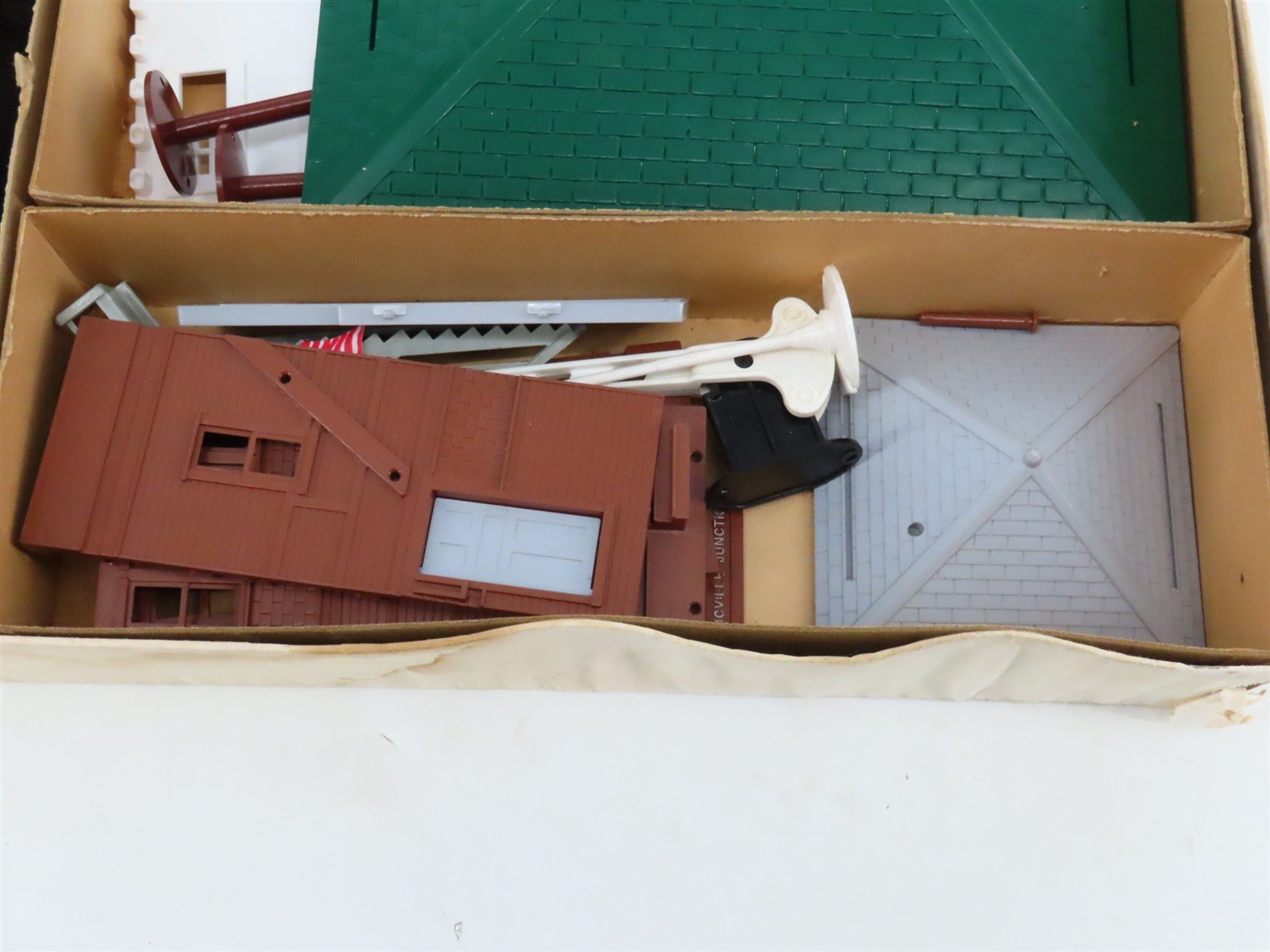 O & S Scale Bachmann 5400-298 Plasticville USA Station, Switch Tower & More Kit