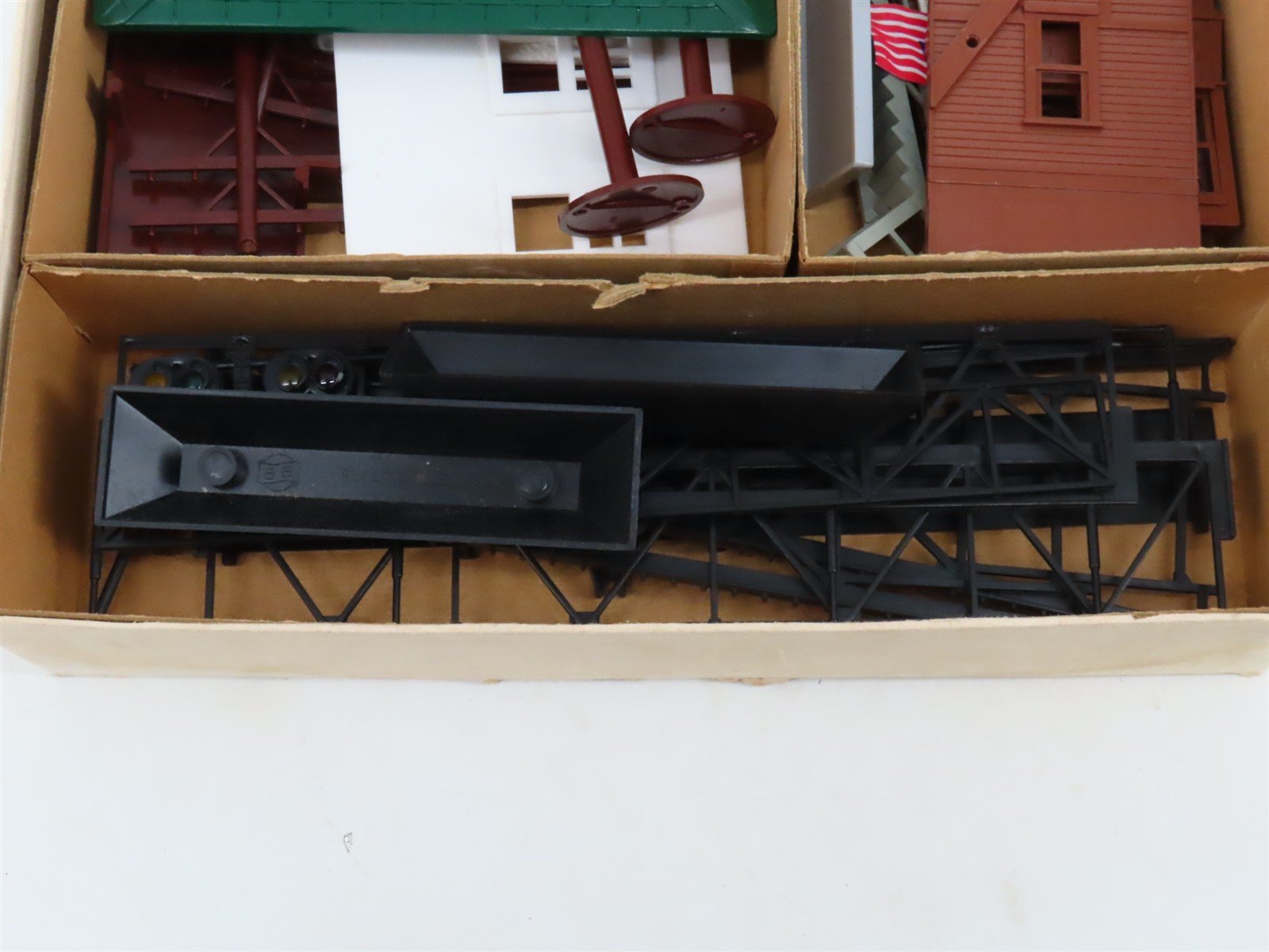 O & S Scale Bachmann 5400-298 Plasticville USA Station, Switch Tower & More Kit