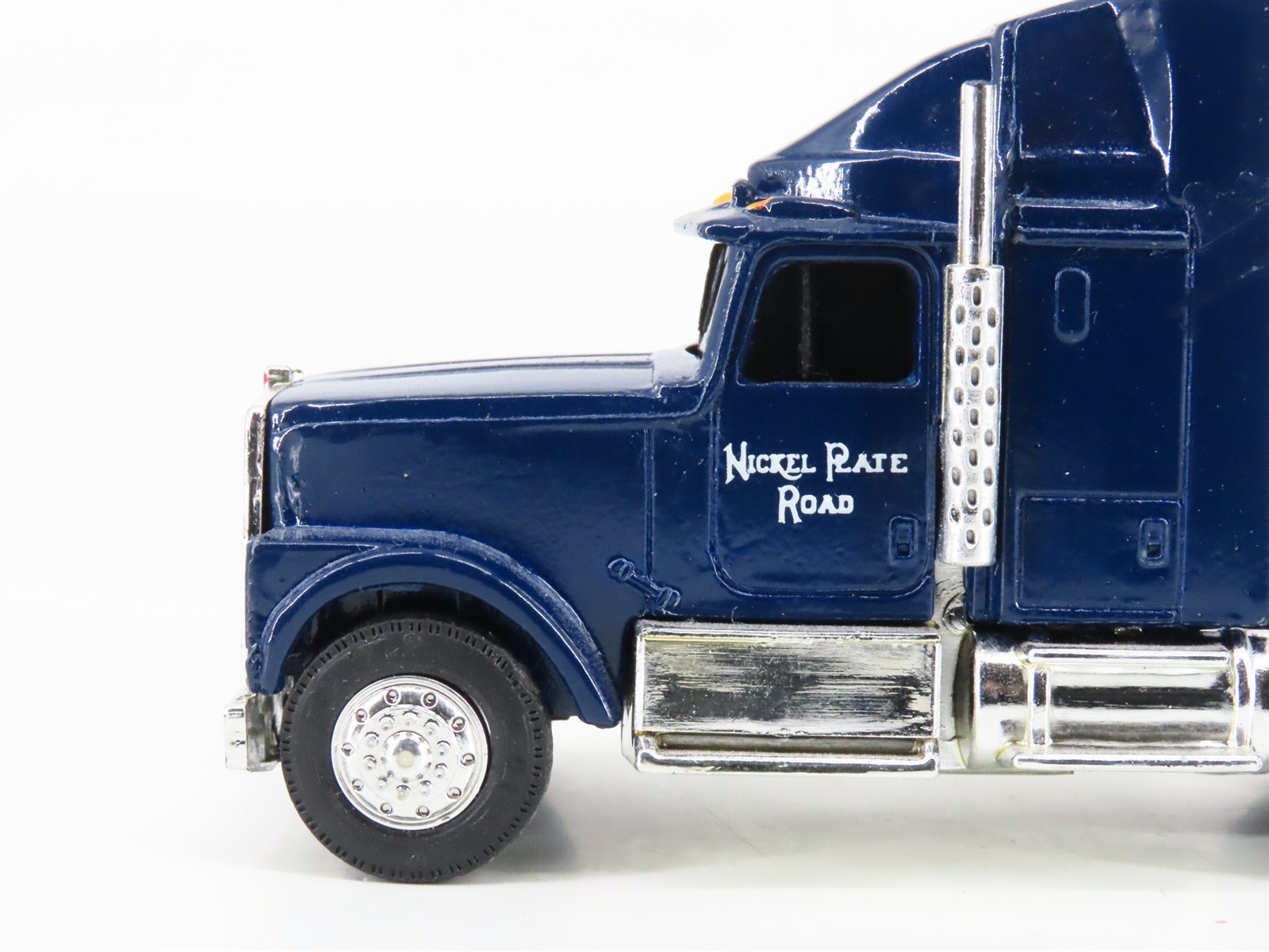 1:64 Scale Ertl 2934 Nickel Plate Road Die-Cast International Cab Semi Truck