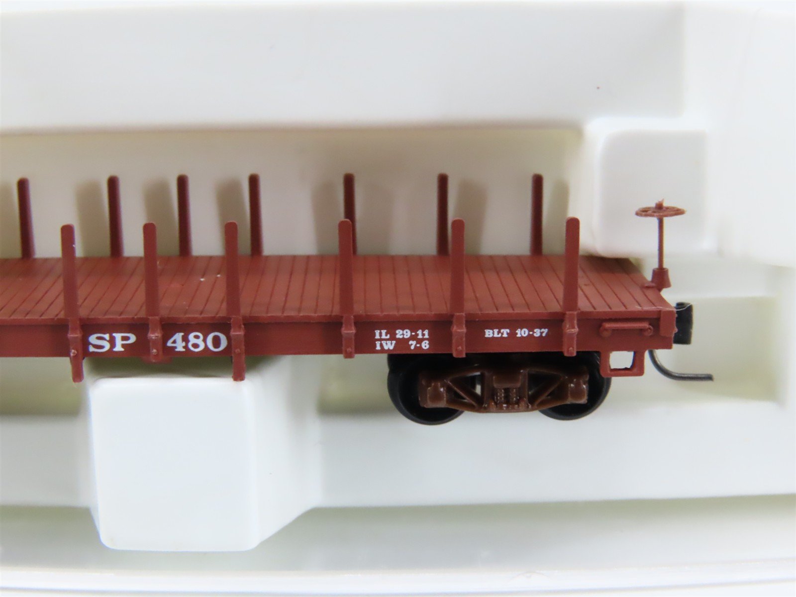 Nn3 Scale Micro-Trains MTL 15301 SP Southern Pacific Flat Car #480 w/ Stakes