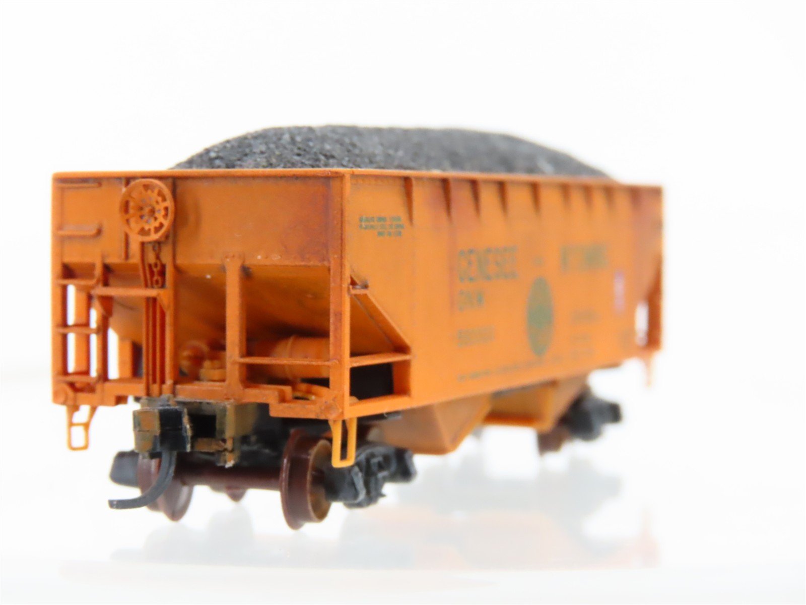 N Micro-Trains/Kadee 55050 G&W Genesee & Wyoming 2-Bay Hopper #590002 Weathered
