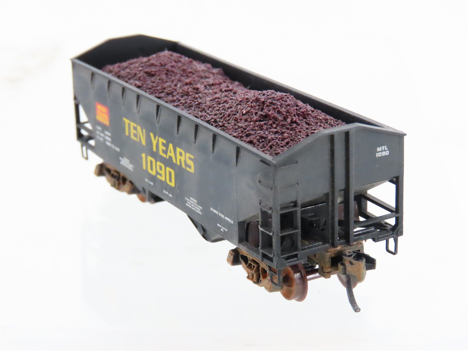 N Scale Micro-Trains MTL 90020 10th Anniversary 2-Bay Hopper #1090 Weathered