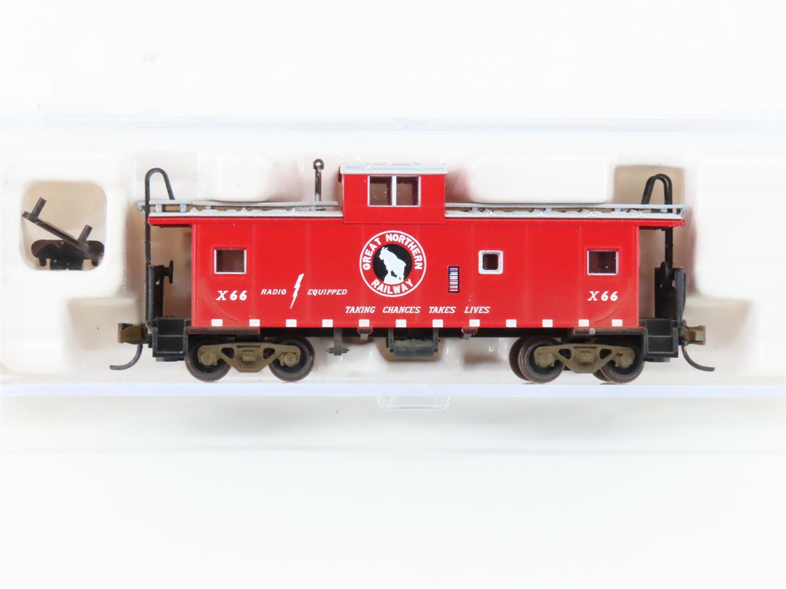 N Scale Atlas 43008 GN Great Northern Extend Vision Caboose #X66 Weathered