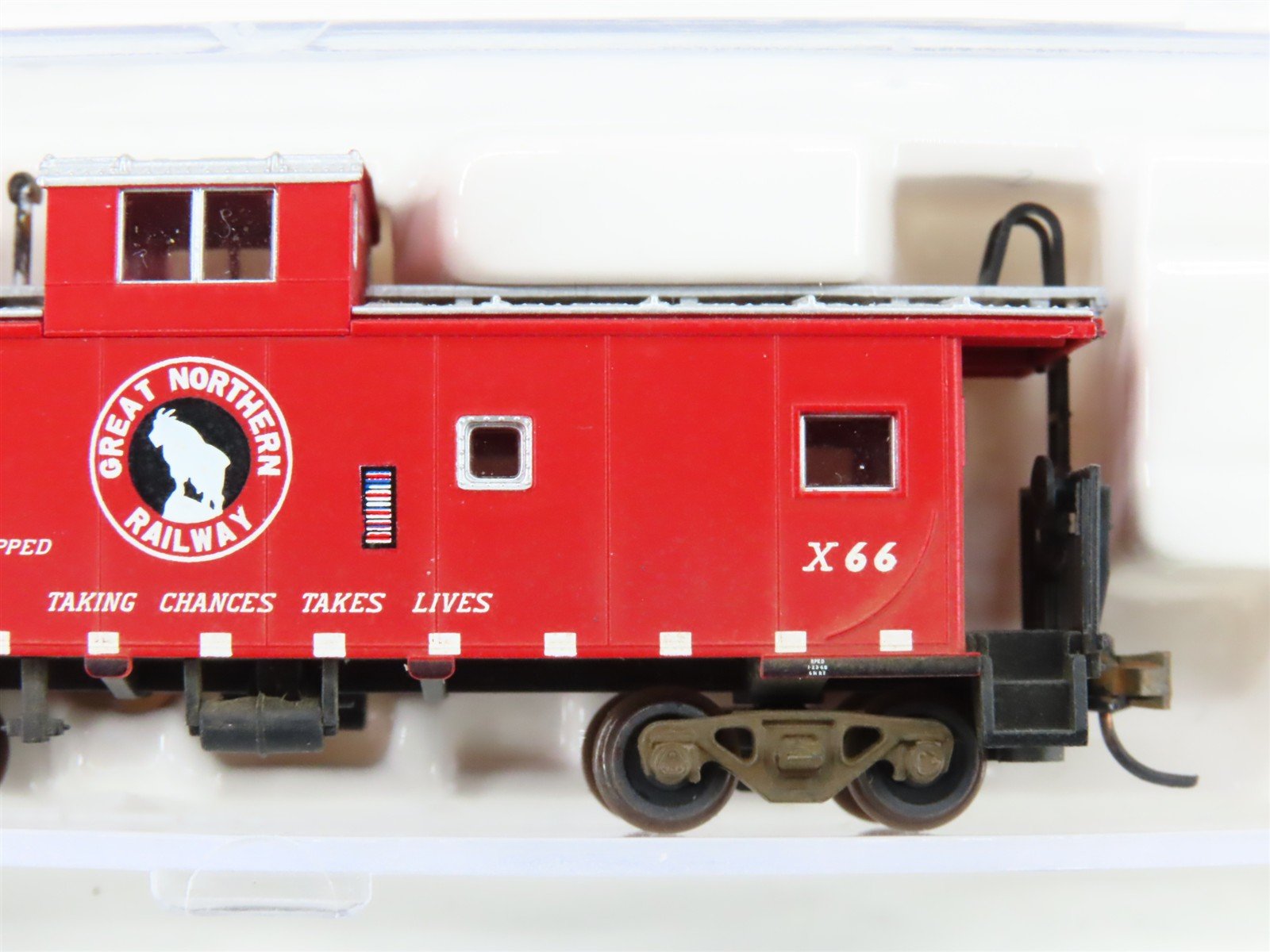 N Scale Atlas 43008 GN Great Northern Extend Vision Caboose #X66 Weathered