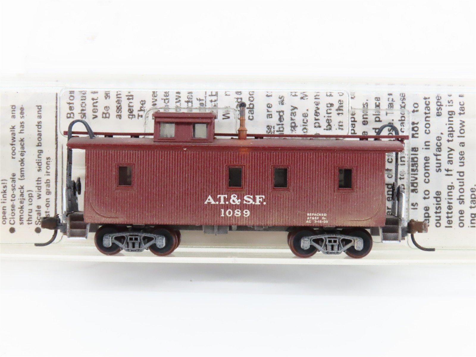 N Scale Micro-Trains/Kadee 50040 ATSF Santa Fe Caboose #1089 Weathered