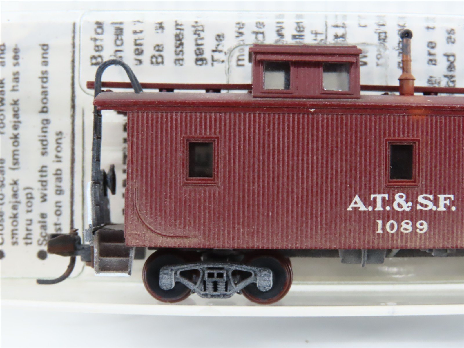 N Scale Micro-Trains/Kadee 50040 ATSF Santa Fe Caboose #1089 Weathered