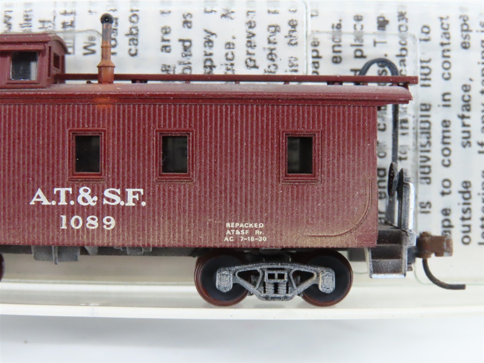 N Scale Micro-Trains/Kadee 50040 ATSF Santa Fe Caboose #1089 Weathered