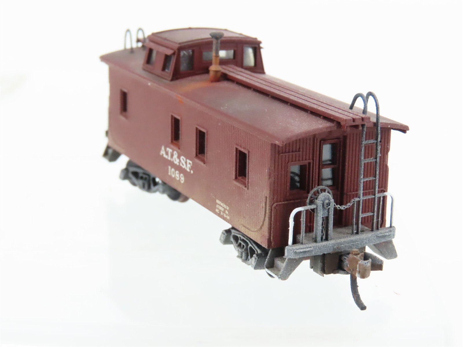 N Scale Micro-Trains/Kadee 50040 ATSF Santa Fe Caboose #1089 Weathered