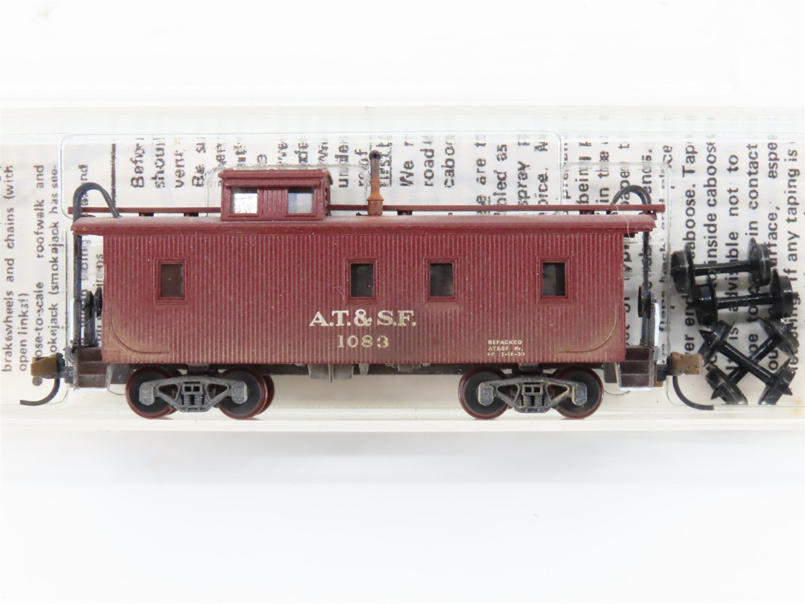 N Scale Micro-Trains/Kadee 50040 ATSF Santa Fe Caboose #1083 Weathered