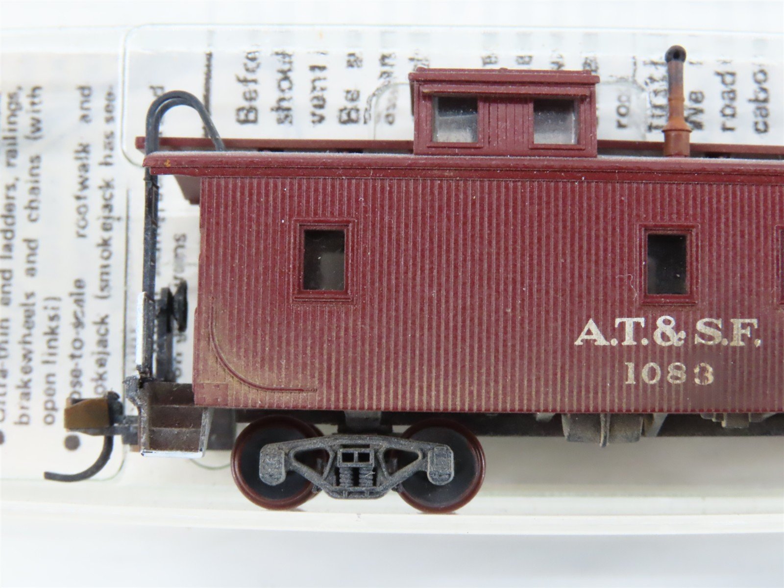 N Scale Micro-Trains/Kadee 50040 ATSF Santa Fe Caboose #1083 Weathered