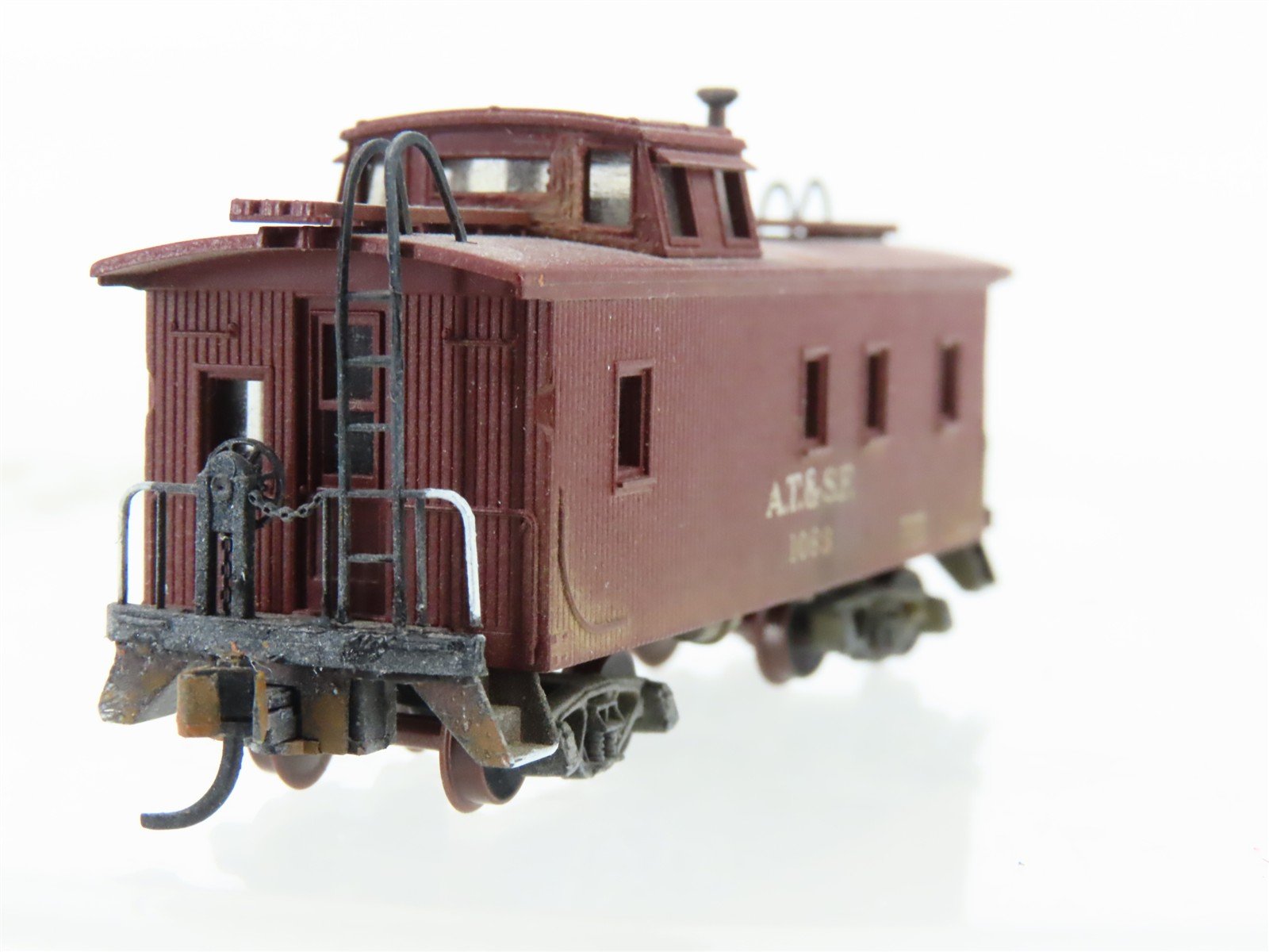 N Scale Micro-Trains/Kadee 50040 ATSF Santa Fe Caboose #1083 Weathered