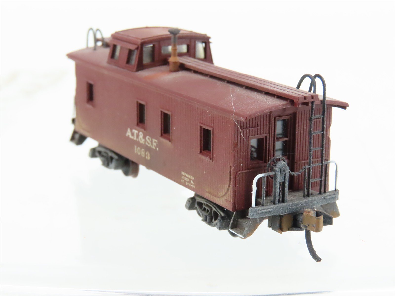 N Scale Micro-Trains/Kadee 50040 ATSF Santa Fe Caboose #1083 Weathered