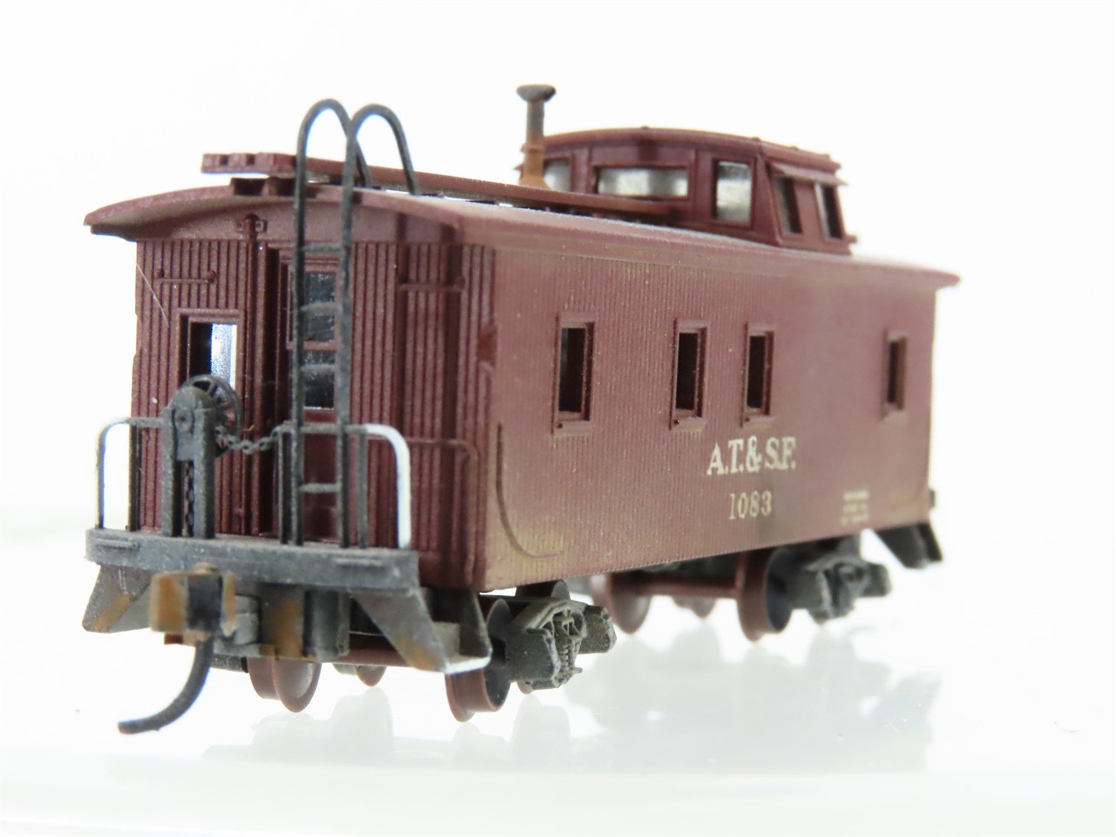 N Scale Micro-Trains/Kadee 50040 ATSF Santa Fe Caboose #1083 Weathered