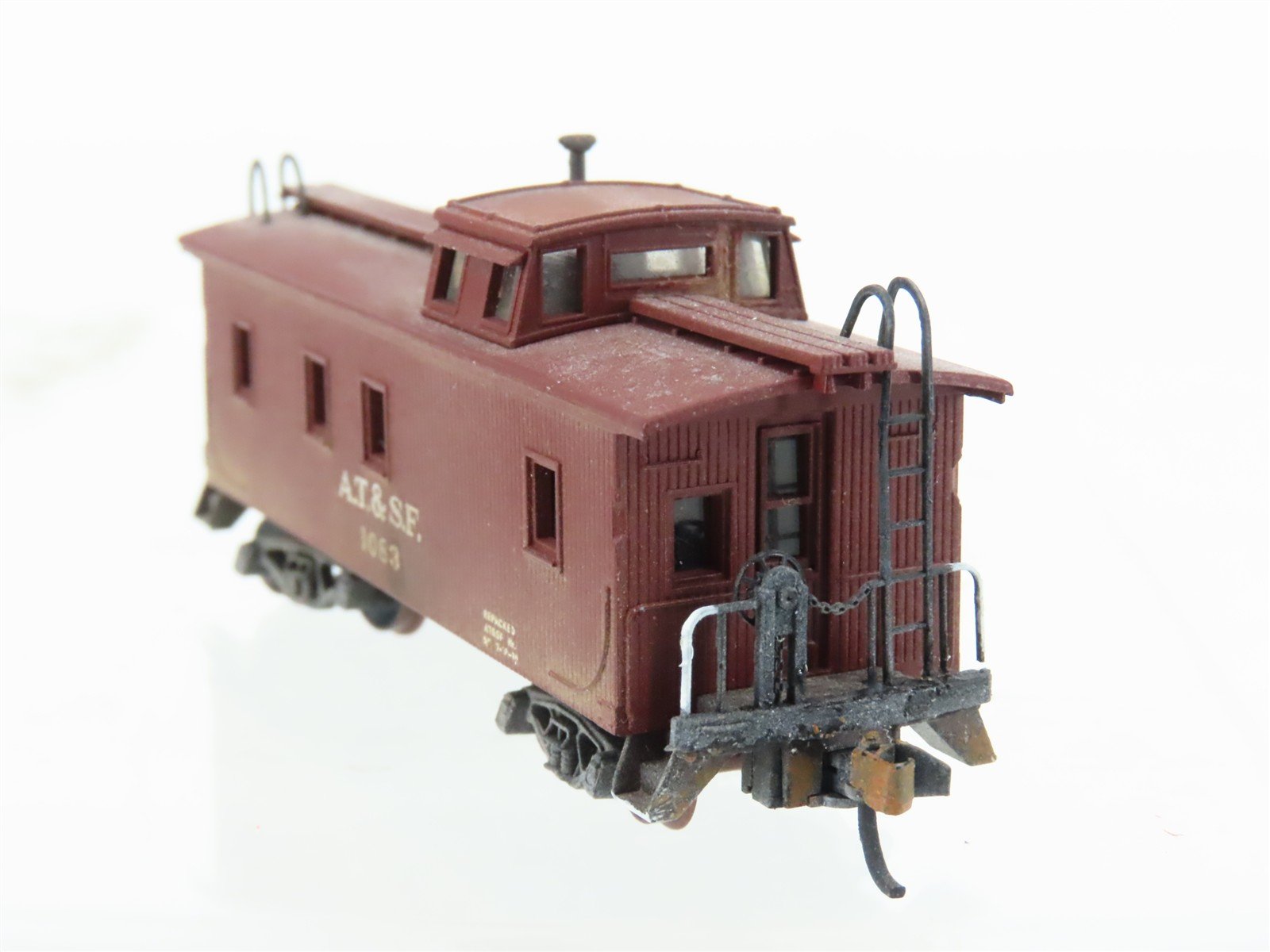 N Scale Micro-Trains/Kadee 50040 ATSF Santa Fe Caboose #1083 Weathered