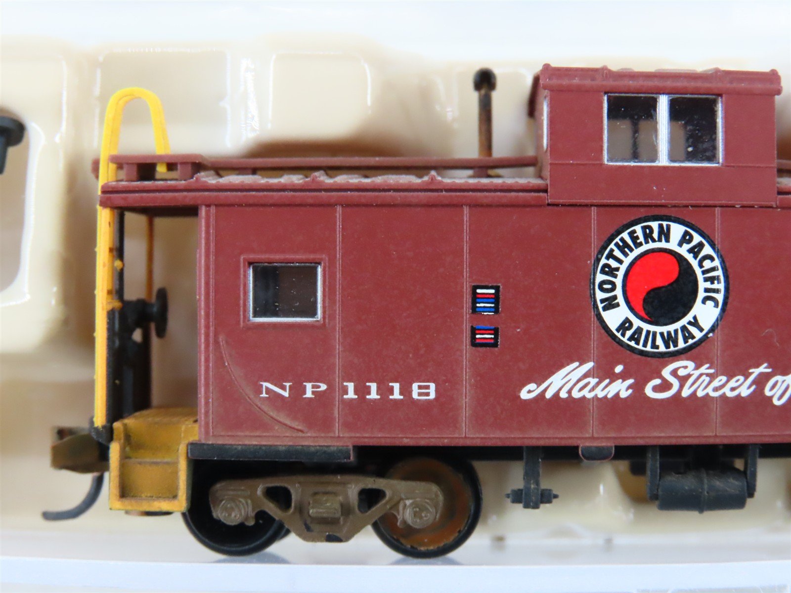 N Scale Atlas 43047 NP Northern Pacific Cupola Caboose #1118 Weathered