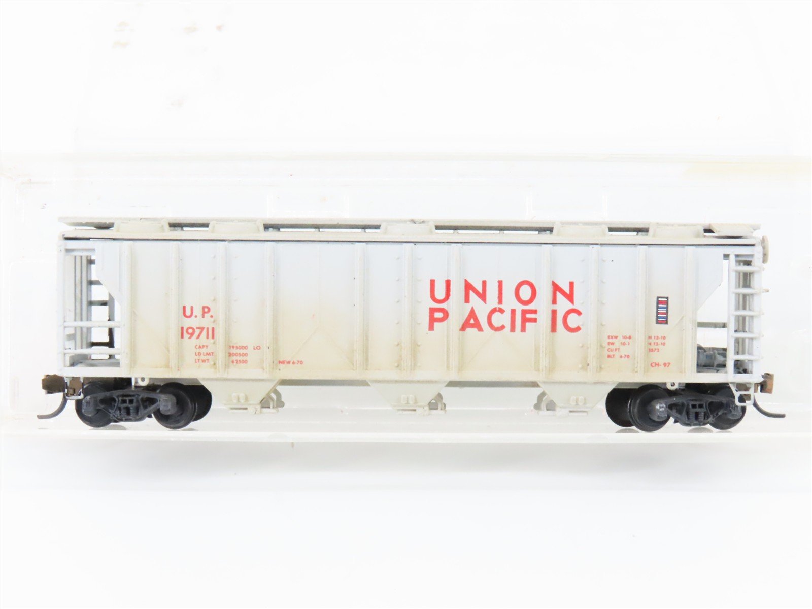 N Scale Atlas UP Union Pacific 3-Bay Covered Hopper #19711 Weathered
