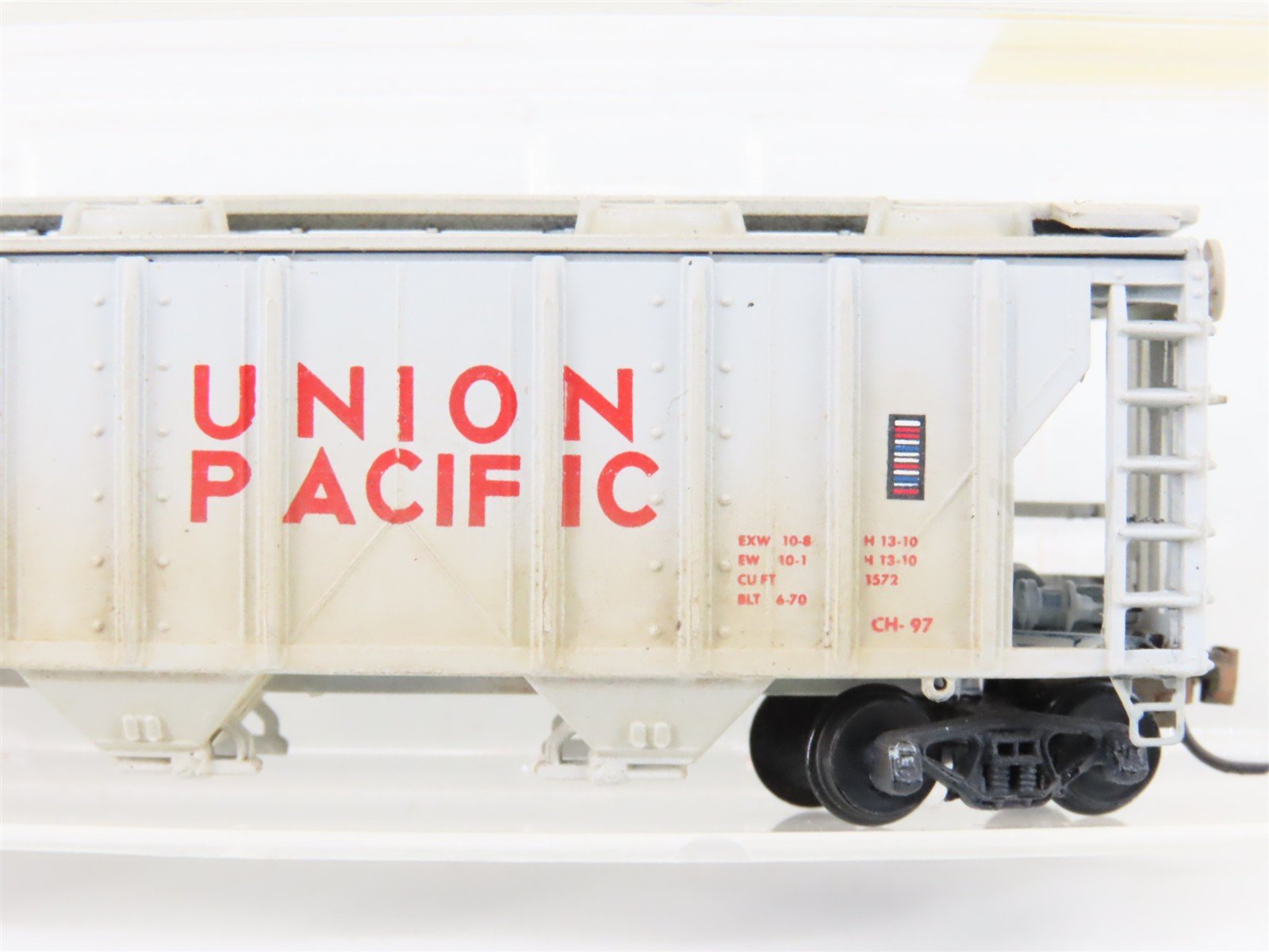 N Scale Atlas UP Union Pacific 3-Bay Covered Hopper #19711 Weathered