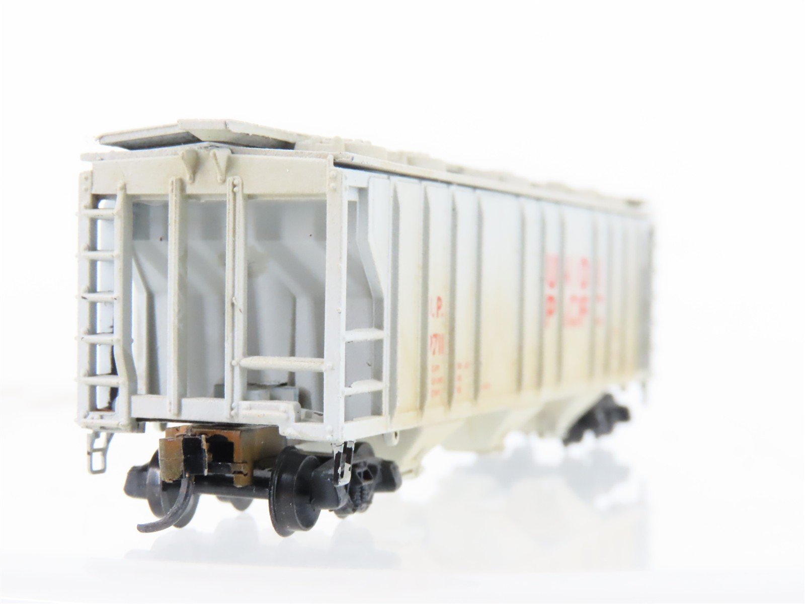 N Scale Atlas UP Union Pacific 3-Bay Covered Hopper #19711 Weathered