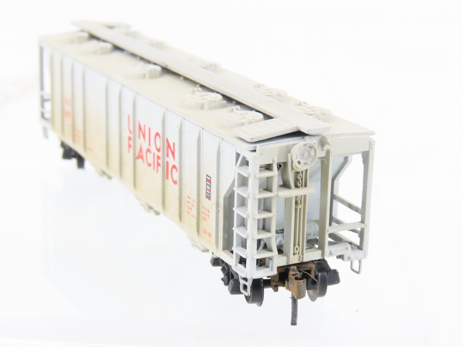 N Scale Atlas UP Union Pacific 3-Bay Covered Hopper #19711 Weathered