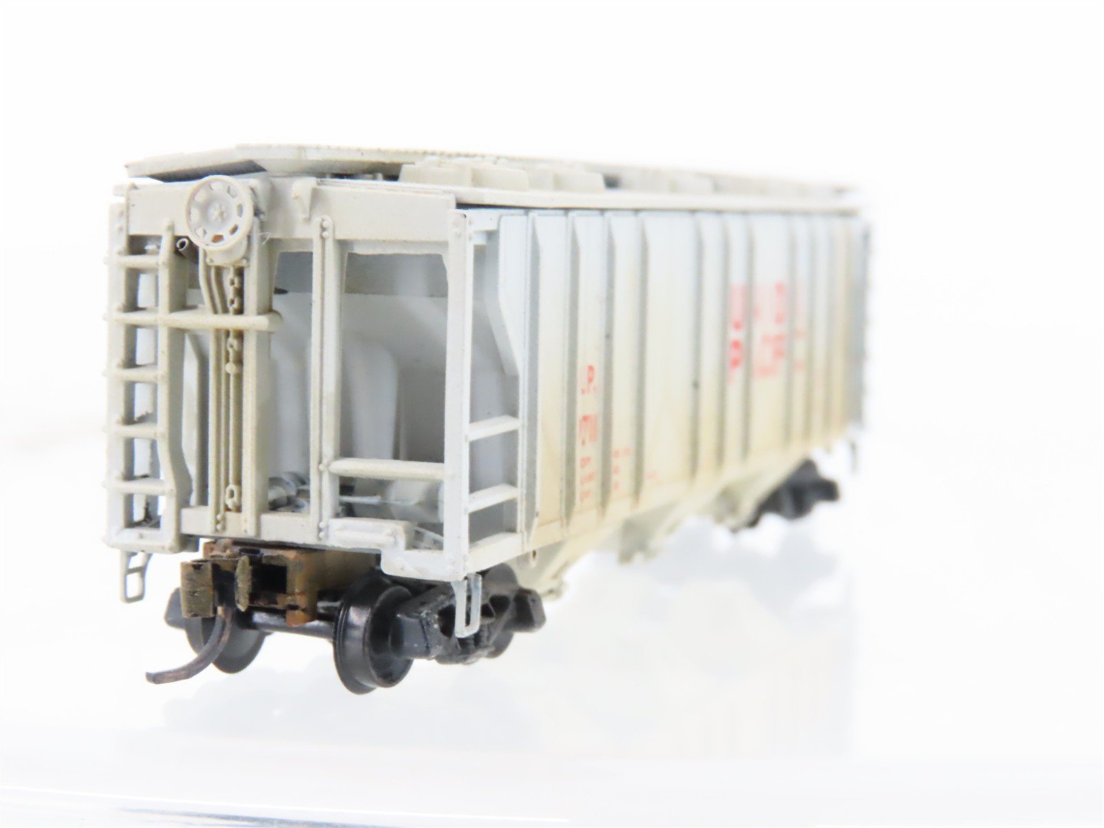 N Scale Atlas UP Union Pacific 3-Bay Covered Hopper #19711 Weathered