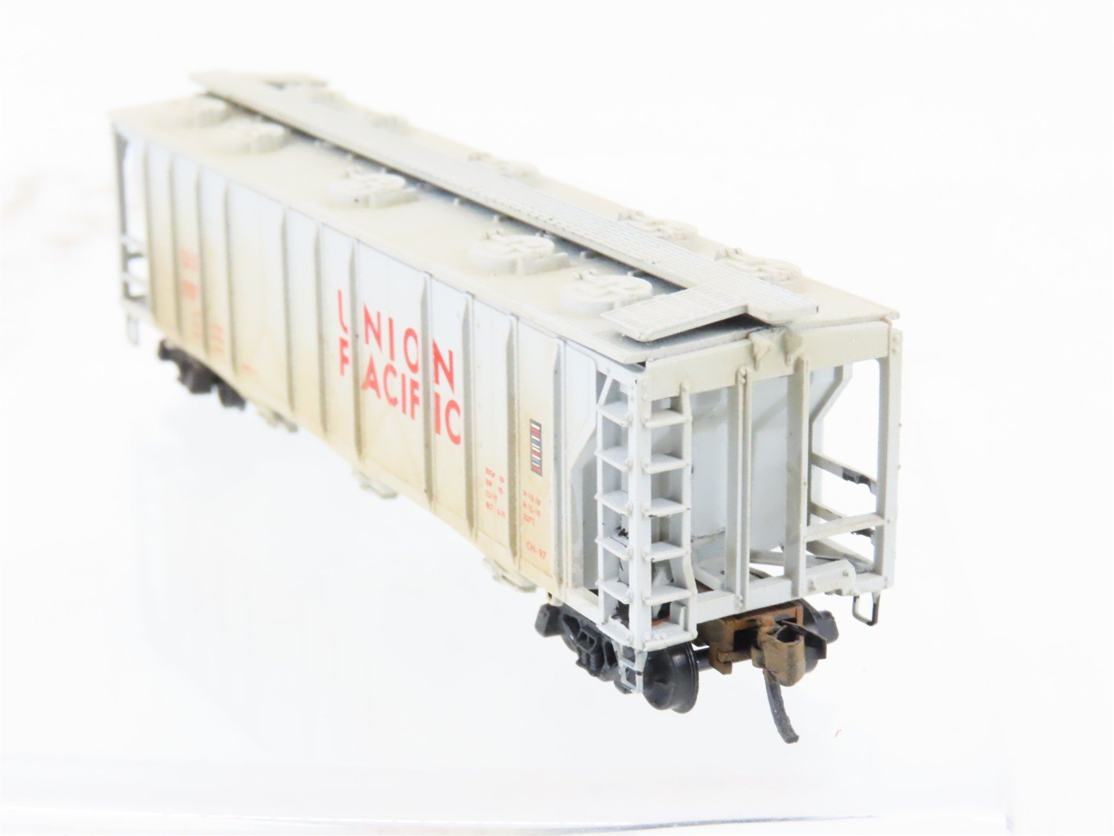N Scale Atlas UP Union Pacific 3-Bay Covered Hopper #19711 Weathered