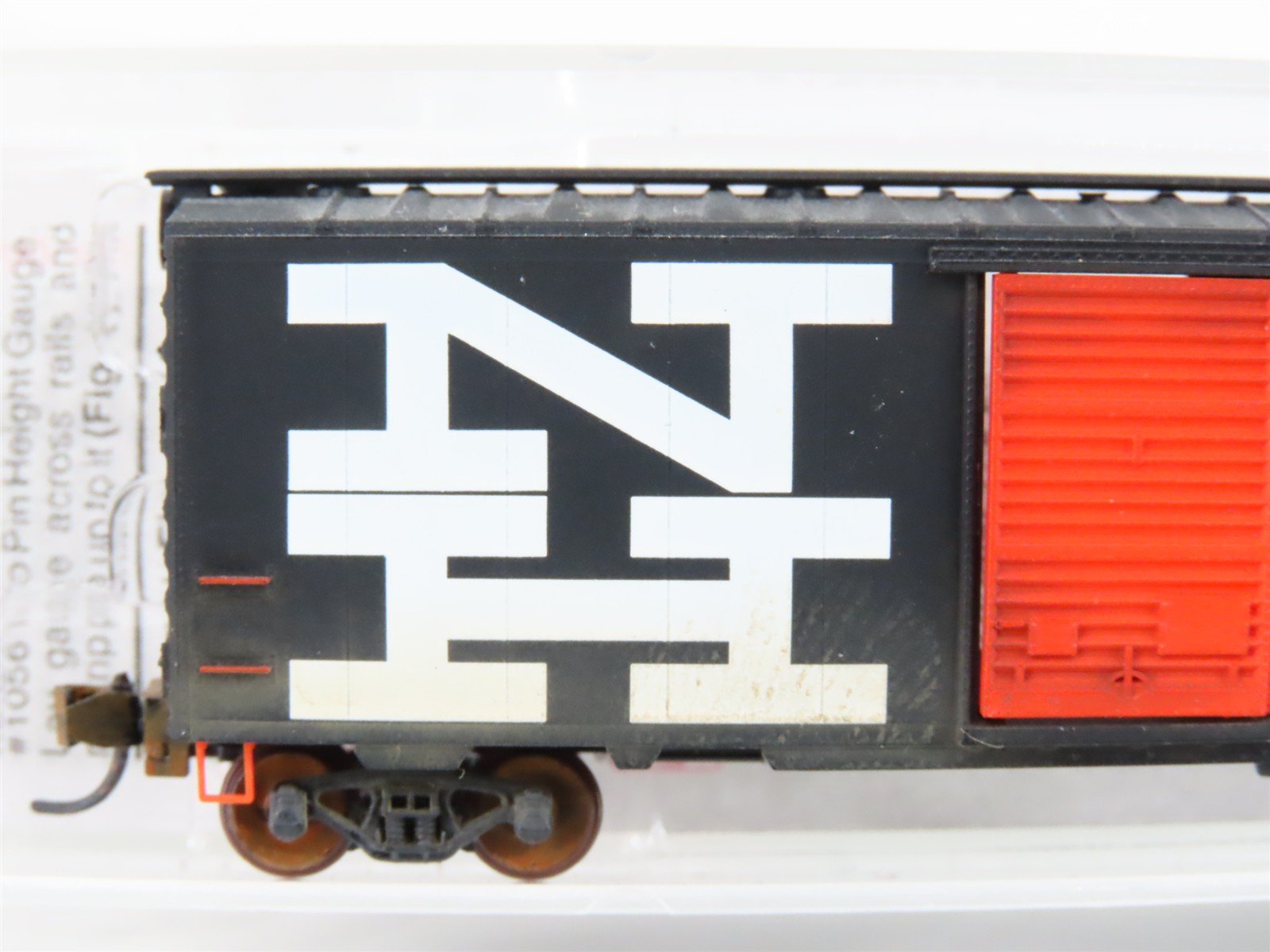 N Scale Micro-Trains MTL 20556 NH New Haven 40' Boxcar #36833 Weathered