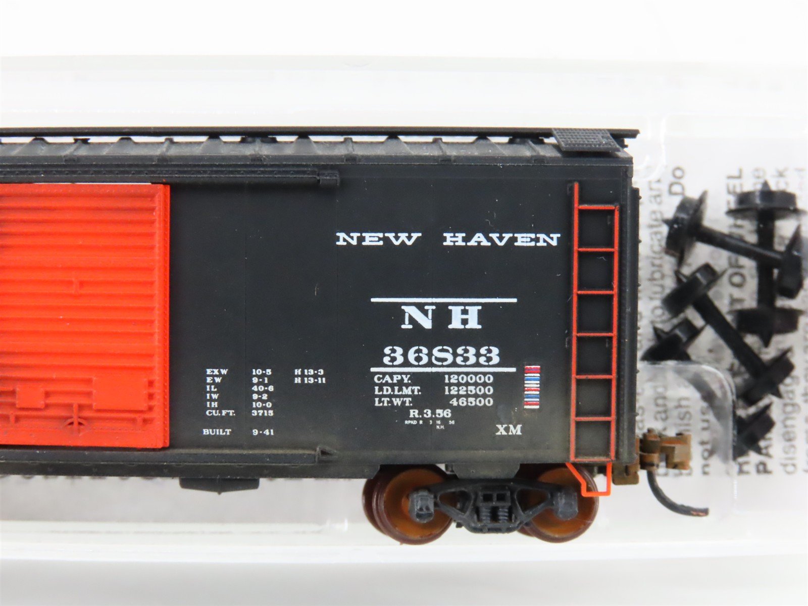 N Scale Micro-Trains MTL 20556 NH New Haven 40' Boxcar #36833 Weathered