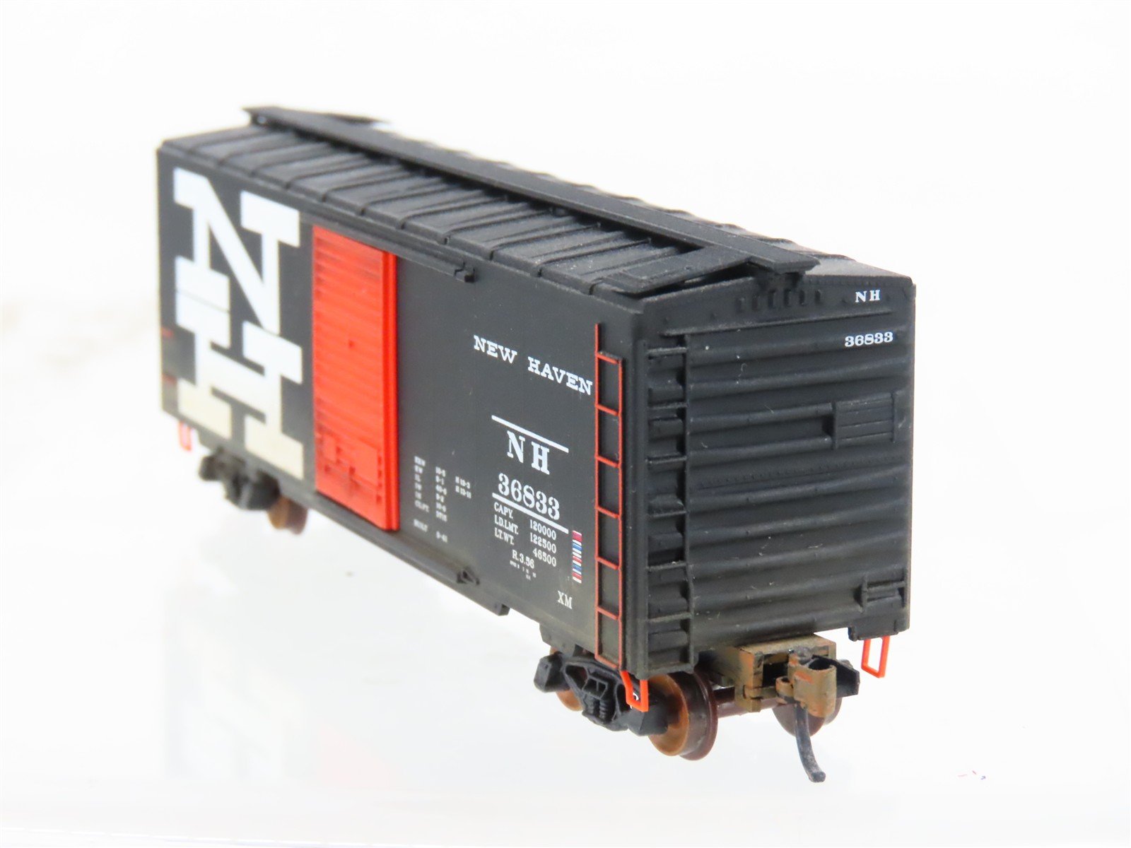 N Scale Micro-Trains MTL 20556 NH New Haven 40' Boxcar #36833 Weathered