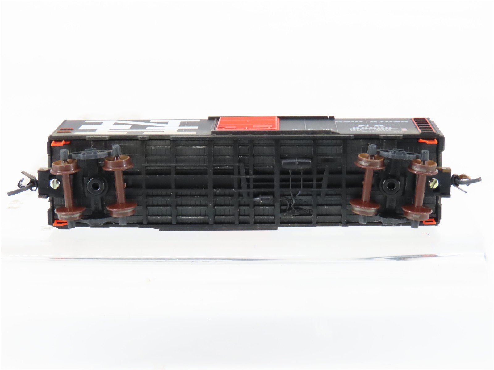 N Scale Micro-Trains MTL 20556 NH New Haven 40' Boxcar #36833 Weathered