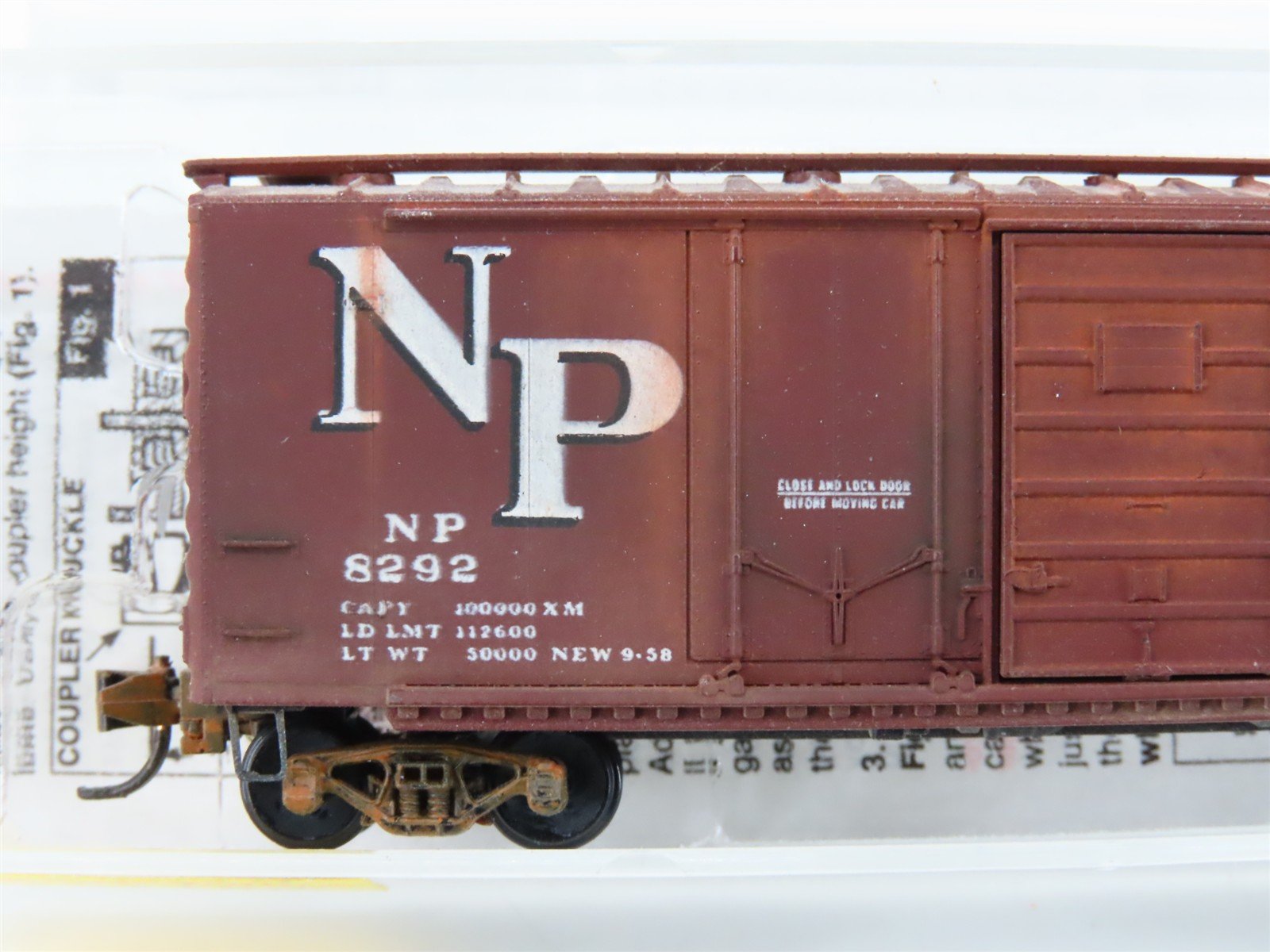 N Scale Micro-Trains MTL 22040 NP Northern Pacific 40' Boxcar #8292 Weathered