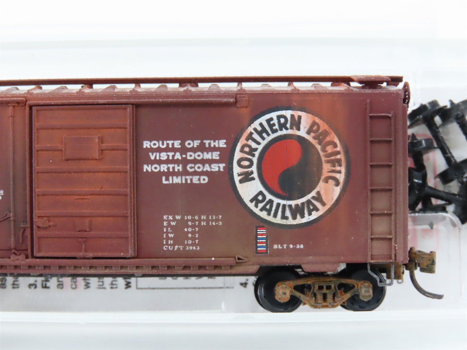 N Scale Micro-Trains MTL 22040 NP Northern Pacific 40' Boxcar #8292 Weathered